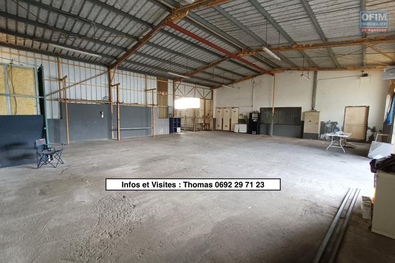 A Louer local commercial / hangar de 260m2 &agrave; Quartier Fran&ccedil;ais