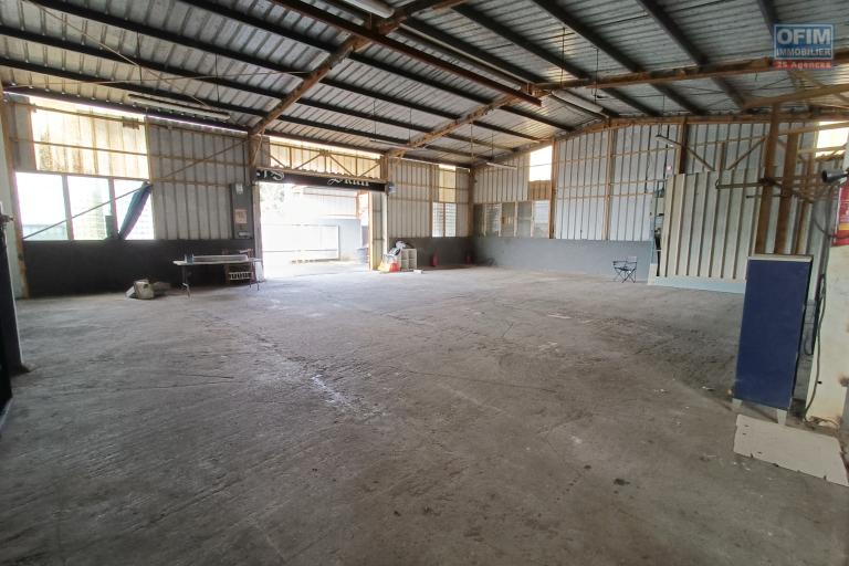 A Louer local commercial / hangar de 260m2 &agrave; Quartier Fran&ccedil;ais