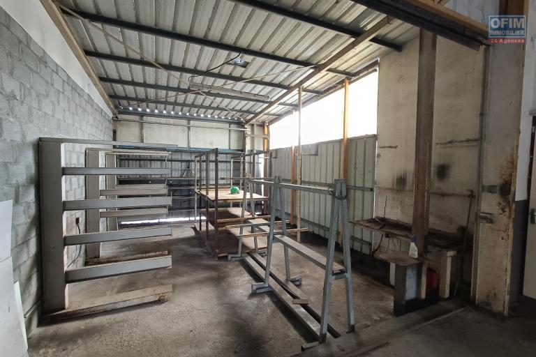 A Louer local commercial / hangar de 260m2 &agrave; Quartier Fran&ccedil;ais