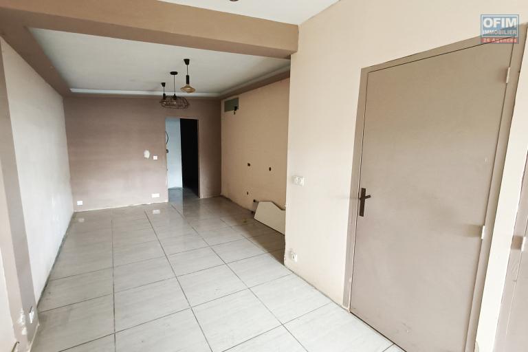 A Louer local commercial / hangar de 260m2 &agrave; Quartier Fran&ccedil;ais