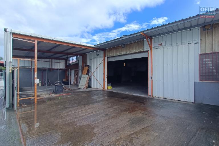 A Louer local commercial / hangar de 260m2 &agrave; Quartier Fran&ccedil;ais