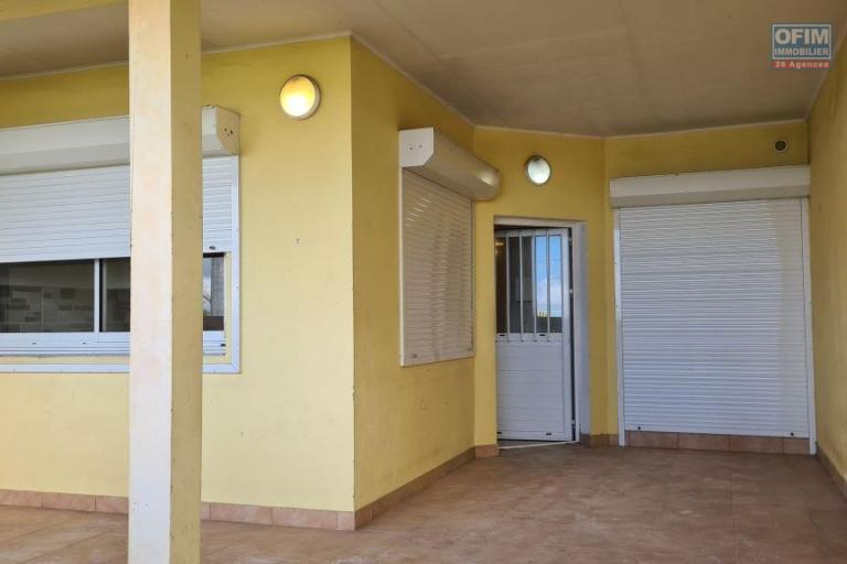 A vendre appartement F2 avec grande varangue ET jardinet le Tampon 14 &eacute;me