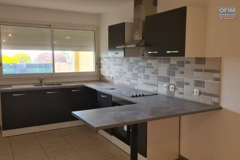 A vendre appartement F2 avec grande varangue ET jardinet le Tampon 14 &eacute;me