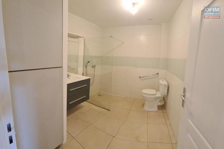 A vendre appartement F2 avec grande varangue ET jardinet le Tampon 14 &eacute;me