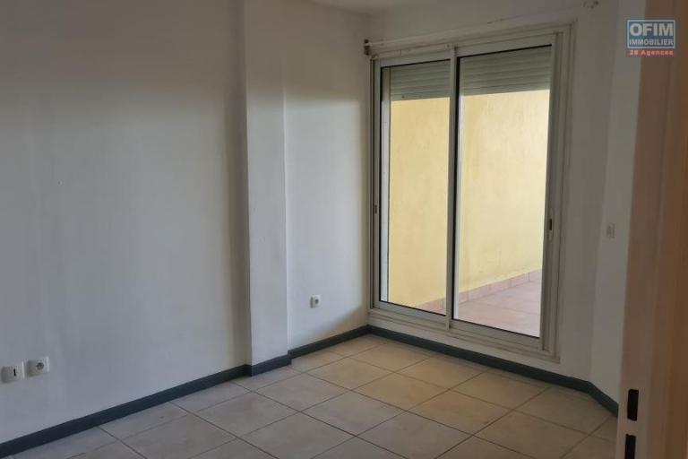 A vendre appartement F2 avec grande varangue ET jardinet le Tampon 14 &eacute;me
