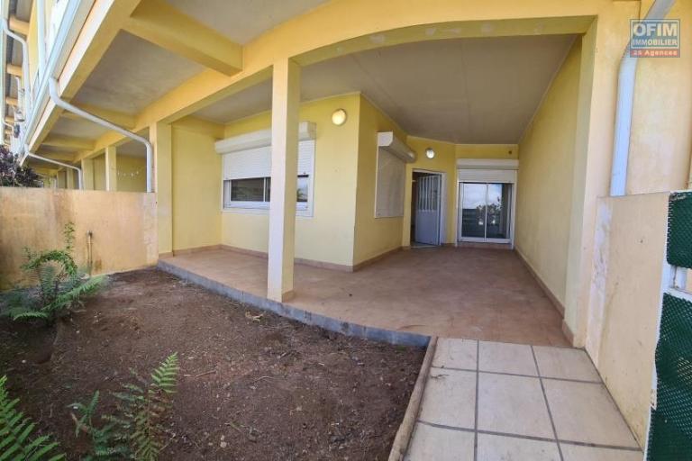A vendre appartement F2 avec grande varangue ET jardinet le Tampon 14 &eacute;me