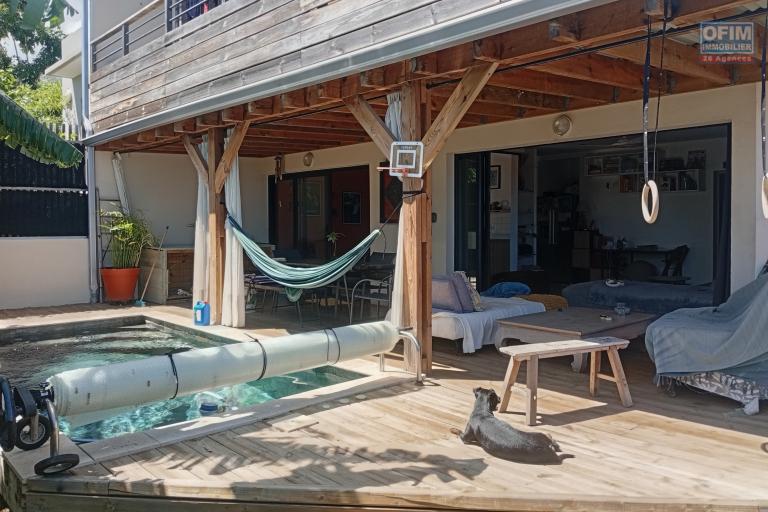 A VENDRE MAISON F4 DE 180 M2 DE SURFACE AVEC PISCINE ET VUE MER A PITON ST LEU