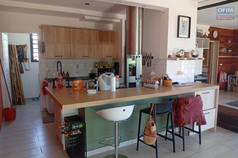 A VENDRE MAISON F4 DE 180 M2 DE SURFACE AVEC PISCINE ET VUE MER A PITON ST LEU