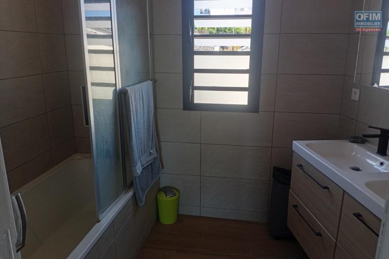 A VENDRE MAISON F4 DE 180 M2 DE SURFACE AVEC PISCINE ET VUE MER A PITON ST LEU