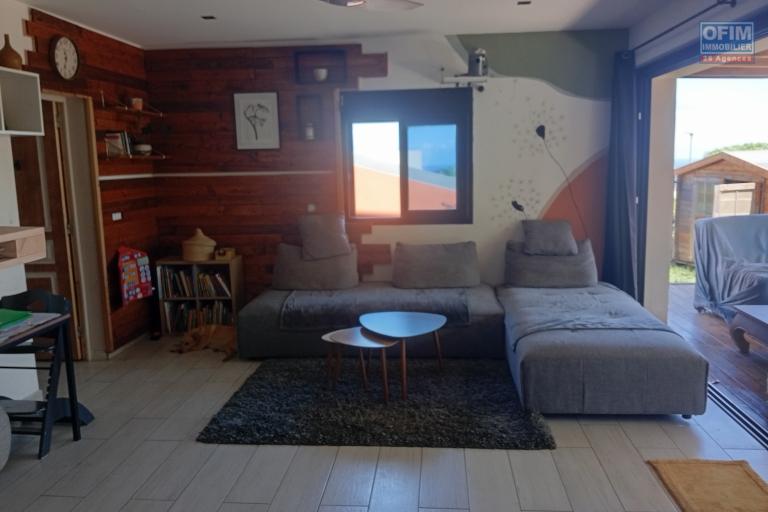 A VENDRE MAISON F4 DE 180 M2 DE SURFACE AVEC PISCINE ET VUE MER A PITON ST LEU