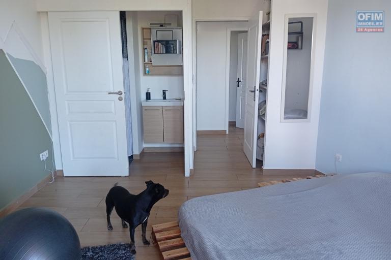 A VENDRE MAISON F4 DE 180 M2 DE SURFACE AVEC PISCINE ET VUE MER A PITON ST LEU