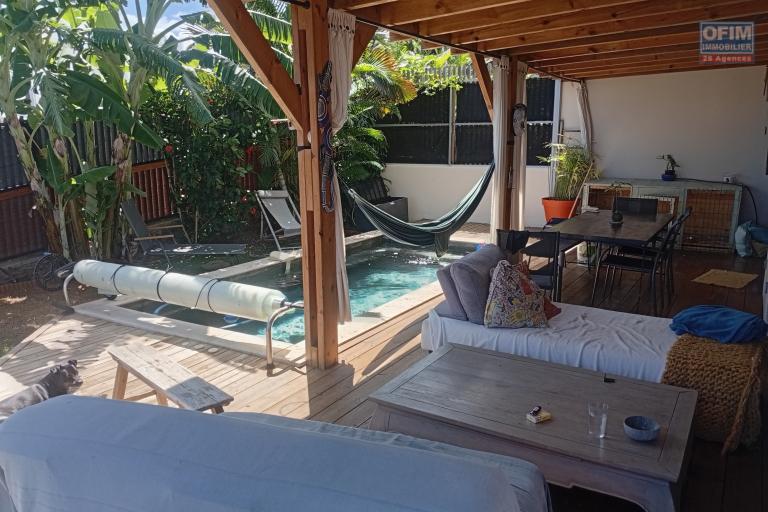 A VENDRE MAISON F4 DE 180 M2 DE SURFACE AVEC PISCINE ET VUE MER A PITON ST LEU