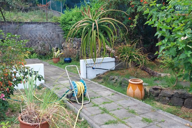 A louer aux Avirons centre villa meubl&eacute;e de type F3