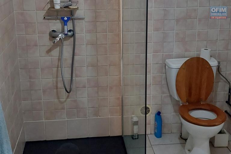 A louer aux Avirons centre villa meubl&eacute;e de type F3