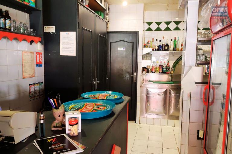 A Vendre Restaurant LE GRILLADIN Place du Marché à Saint-Gilles les Bains | 236 500€