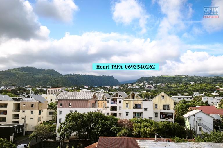 Grand appartement de type T3 en centre-ville de St-Joseph avec vue vue montagne - Vue Nord