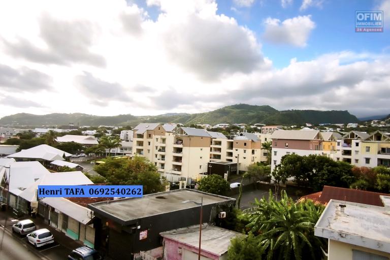 Grand appartement de type T3 en centre-ville de St-Joseph avec vue vue montagne