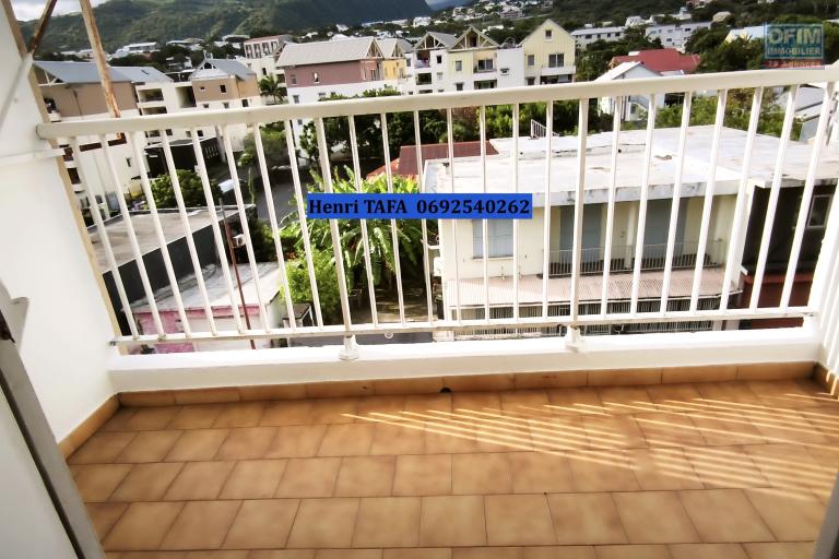 Grand appartement de type T3 en centre-ville de St-Joseph avec vue vue montagne - Terrasse côté NORD