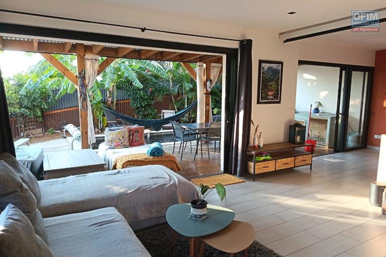 A VENDRE MAISON F4 DE 180 M2 DE SURFACE AVEC PISCINE ET VUE MER A PITON ST LEU