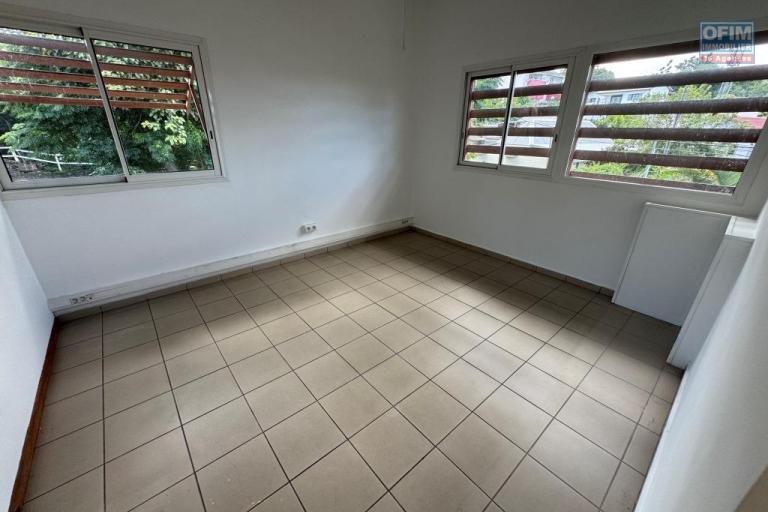 A louer - Ensemble de quatre superbes locaux professionnels de 70 m&sup2; chacun