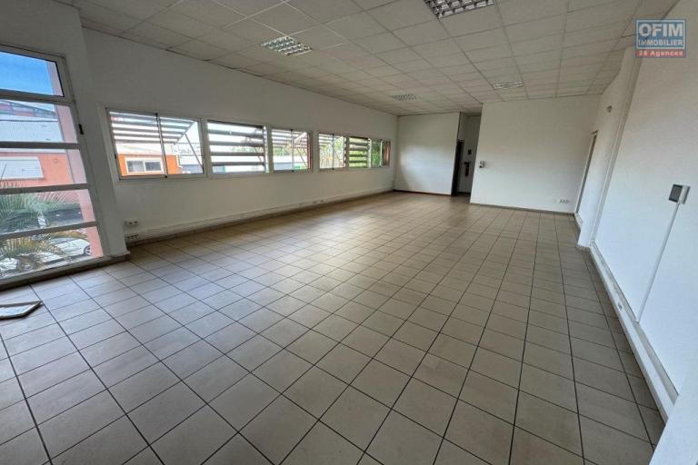 A louer - Ensemble de quatre superbes locaux professionnels de 70 m&sup2; chacun