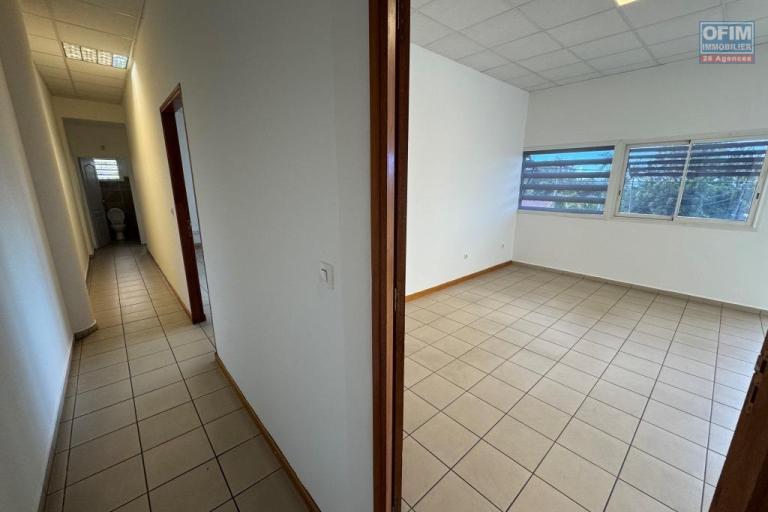 A louer - Ensemble de quatre superbes locaux professionnels de 70 m&sup2; chacun