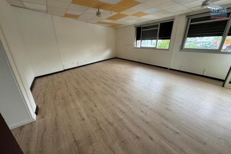 A louer local professionnel ou commercial entièrement rénové d'environ 66 m²...