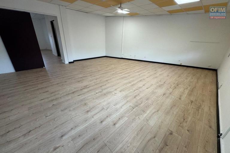 A louer local professionnel ou commercial enti&egrave;rement r&eacute;nov&eacute; d'environ 66 m&sup2; proche du centre ville le Tampon