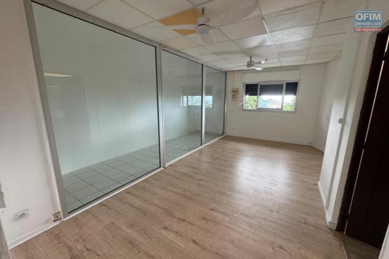 A louer local professionnel ou commercial enti&egrave;rement r&eacute;nov&eacute; d'environ 66 m&sup2; proche du centre ville le Tampon