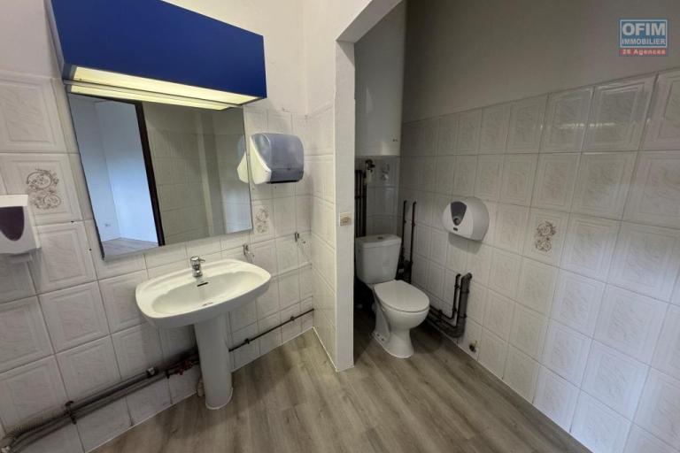 A louer local professionnel ou commercial enti&egrave;rement r&eacute;nov&eacute; d'environ 66 m&sup2; proche du centre ville le Tampon