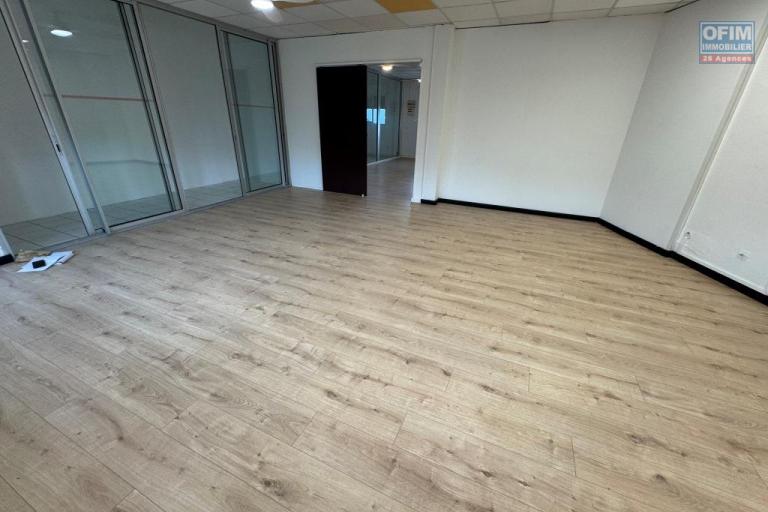 A louer local professionnel ou commercial enti&egrave;rement r&eacute;nov&eacute; d'environ 66 m&sup2; proche du centre ville le Tampon