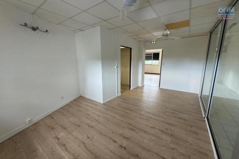 A louer local professionnel ou commercial enti&egrave;rement r&eacute;nov&eacute; d'environ 66 m&sup2; proche du centre ville le Tampon