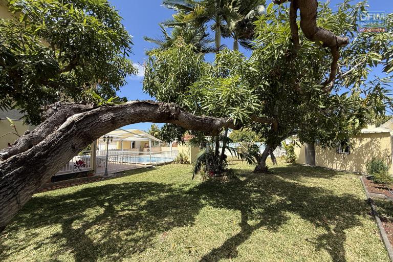 Belle propri&eacute;t&eacute; F5/6 avec garages et piscine, id&eacute;alement situ&eacute;e en hyper centre d'Etang Sal&eacute; Les Hauts, en impasse, implant&eacute;e sur un terrain plat de 1515 m&sup2; sans vis &agrave; vis.