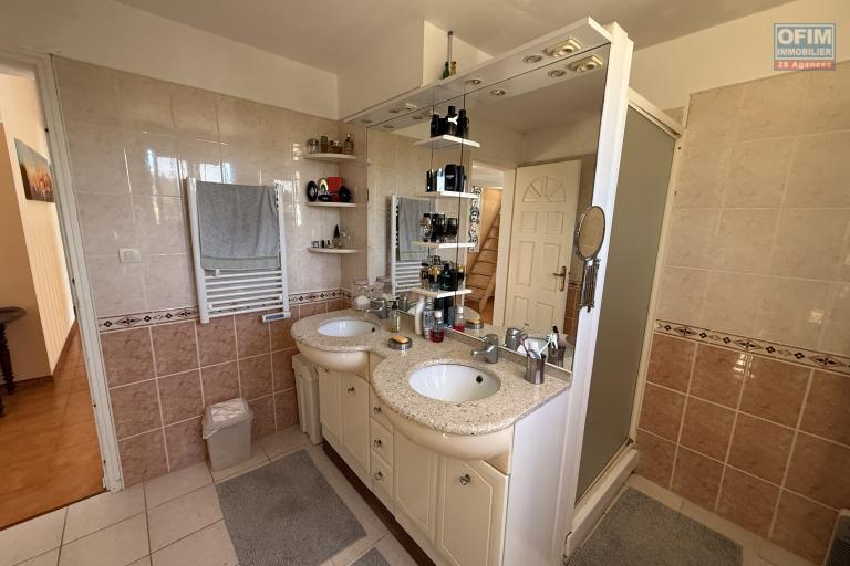 Belle propri&eacute;t&eacute; F5/6 avec garages et piscine, id&eacute;alement situ&eacute;e en hyper centre d'Etang Sal&eacute; Les Hauts, en impasse, implant&eacute;e sur un terrain plat de 1515 m&sup2; sans vis &agrave; vis.