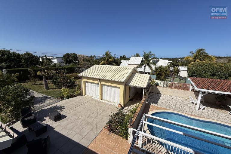 Belle propri&eacute;t&eacute; F5/6 avec garages et piscine, id&eacute;alement situ&eacute;e en hyper centre d'Etang Sal&eacute; Les Hauts, en impasse, implant&eacute;e sur un terrain plat de 1515 m&sup2; sans vis &agrave; vis.