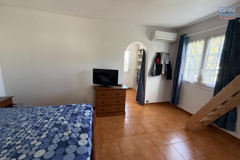 Belle propri&eacute;t&eacute; F5/6 avec garages et piscine, id&eacute;alement situ&eacute;e en hyper centre d'Etang Sal&eacute; Les Hauts, en impasse, implant&eacute;e sur un terrain plat de 1515 m&sup2; sans vis &agrave; vis.