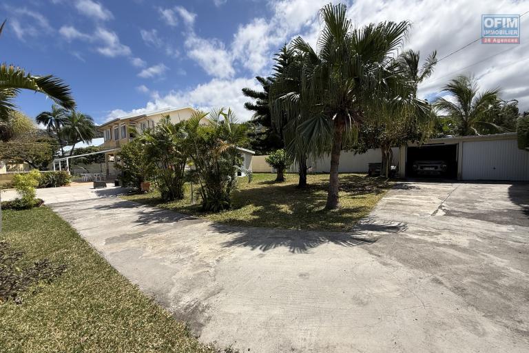 Belle propri&eacute;t&eacute; F5/6 avec garages et piscine, id&eacute;alement situ&eacute;e en hyper centre d'Etang Sal&eacute; Les Hauts, en impasse, implant&eacute;e sur un terrain plat de 1515 m&sup2; sans vis &agrave; vis.