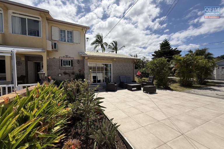 Belle propri&eacute;t&eacute; F5/6 avec garages et piscine, id&eacute;alement situ&eacute;e en hyper centre d'Etang Sal&eacute; Les Hauts, en impasse, implant&eacute;e sur un terrain plat de 1515 m&sup2; sans vis &agrave; vis.