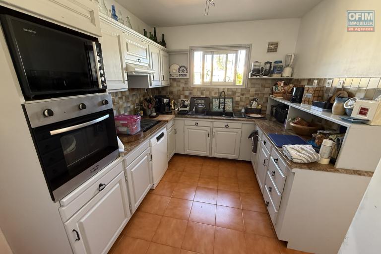 Belle propri&eacute;t&eacute; F5/6 avec garages et piscine, id&eacute;alement situ&eacute;e en hyper centre d'Etang Sal&eacute; Les Hauts, en impasse, implant&eacute;e sur un terrain plat de 1515 m&sup2; sans vis &agrave; vis.