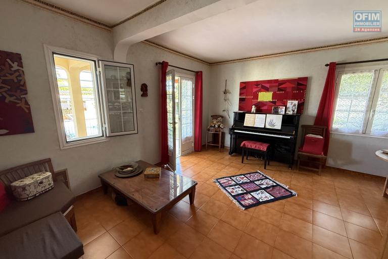 Belle propri&eacute;t&eacute; F5/6 avec garages et piscine, id&eacute;alement situ&eacute;e en hyper centre d'Etang Sal&eacute; Les Hauts, en impasse, implant&eacute;e sur un terrain plat de 1515 m&sup2; sans vis &agrave; vis.