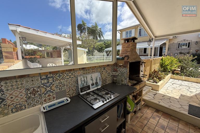 Belle propri&eacute;t&eacute; F5/6 avec garages et piscine, id&eacute;alement situ&eacute;e en hyper centre d'Etang Sal&eacute; Les Hauts, en impasse, implant&eacute;e sur un terrain plat de 1515 m&sup2; sans vis &agrave; vis.