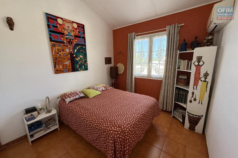 Belle propri&eacute;t&eacute; F5/6 avec garages et piscine, id&eacute;alement situ&eacute;e en hyper centre d'Etang Sal&eacute; Les Hauts, en impasse, implant&eacute;e sur un terrain plat de 1515 m&sup2; sans vis &agrave; vis.