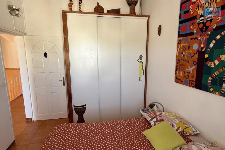 Belle propri&eacute;t&eacute; F5/6 avec garages et piscine, id&eacute;alement situ&eacute;e en hyper centre d'Etang Sal&eacute; Les Hauts, en impasse, implant&eacute;e sur un terrain plat de 1515 m&sup2; sans vis &agrave; vis.