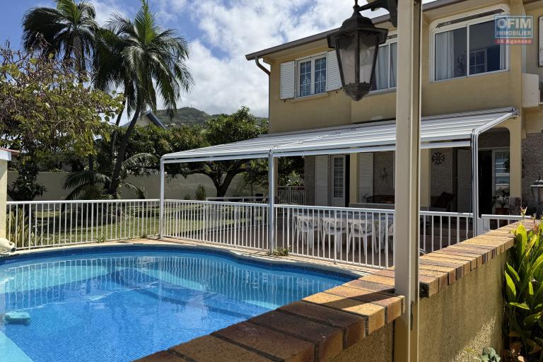 Belle propri&eacute;t&eacute; F5/6 avec garages et piscine, id&eacute;alement situ&eacute;e en hyper centre d'Etang Sal&eacute; Les Hauts, en impasse, implant&eacute;e sur un terrain plat de 1515 m&sup2; sans vis &agrave; vis.