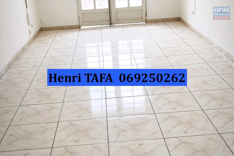 Grand appartement de type T3 en centre-ville de St-Joseph avec vue vue montagne - Séjour