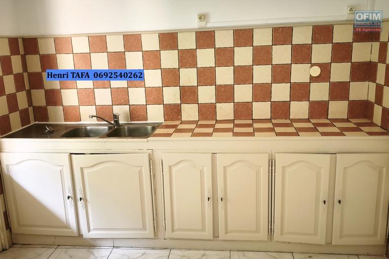 Grand appartement de type T3 en centre-ville de St-Joseph avec vue vue montagne - Cuisine