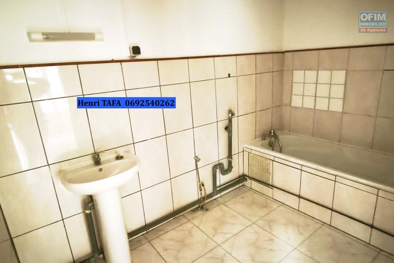 Grand appartement de type T3 en centre-ville de St-Joseph avec vue vue montagne - SDB