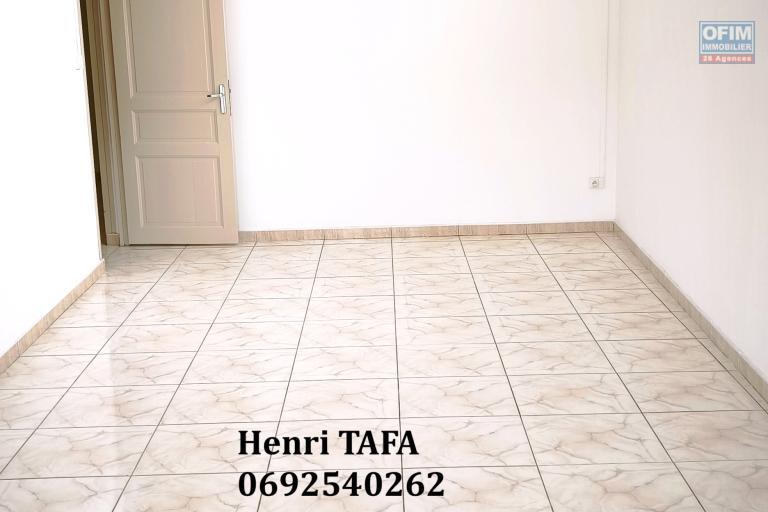 Grand appartement de type T3 en centre-ville de St-Joseph avec vue vue montagne - Séjour