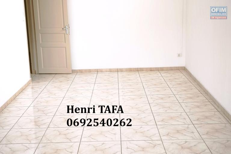 Grand appartement de type T3 en centre-ville de St-Joseph avec vue vue montagne - Séjour