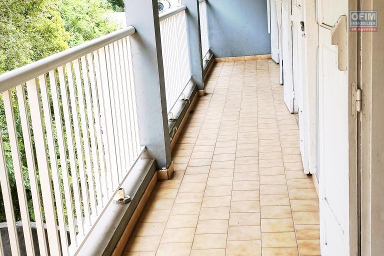 Grand appartement de type T3 en centre-ville de St-Joseph avec vue vue montagne - Terrasse cöté SUD